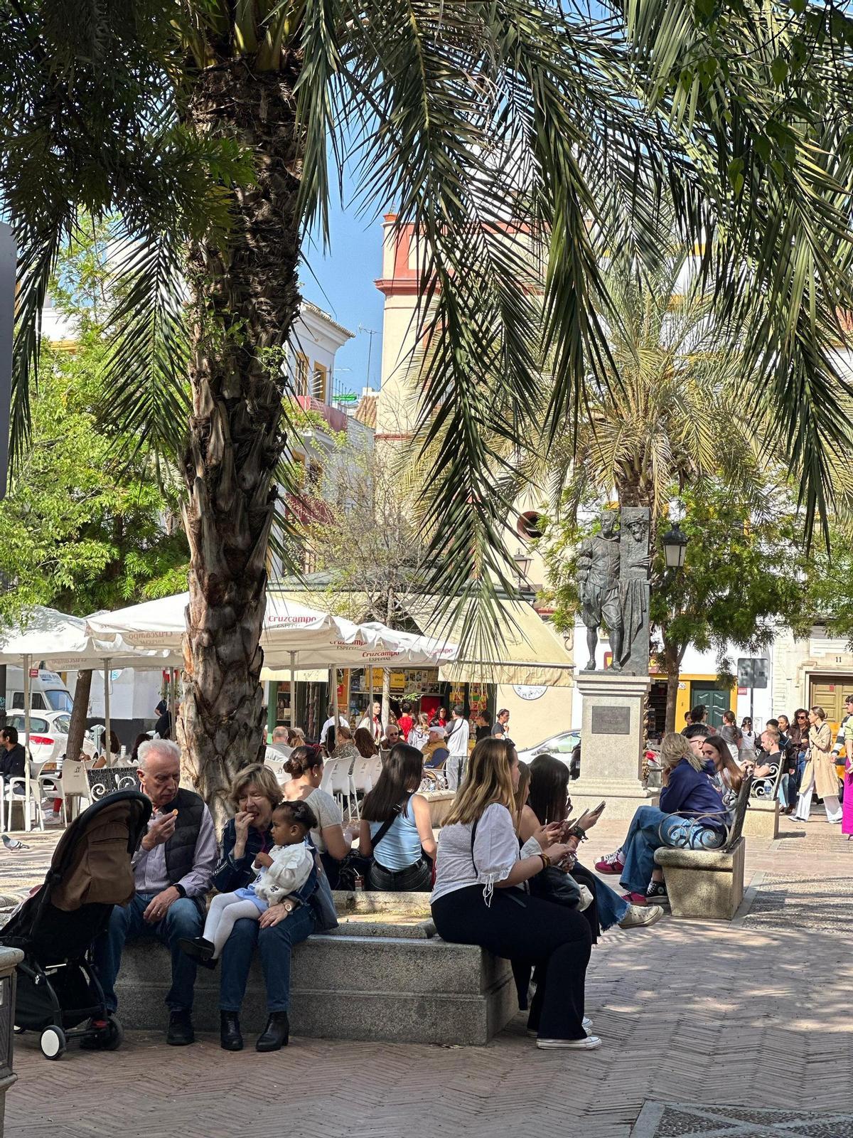 La Plaza de San Lorenzo llena de vecinos, alumnos de colegios y turistas.