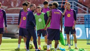 Flick, junto a sus jugadores en un entrenamiento