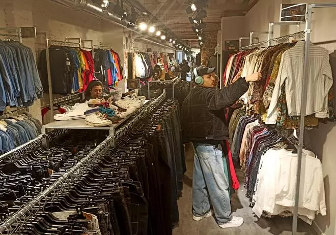 Humana abre su tienda más grande dedicada al 'vintage' en el corazón comercial de Barcelona, en la calle Portaferrissa