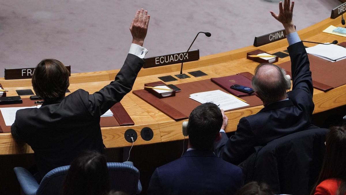 Miembros del Consejo de Seguridad de la ONU votan en una sesión sobre el conflicto entre Israel y Hamás.