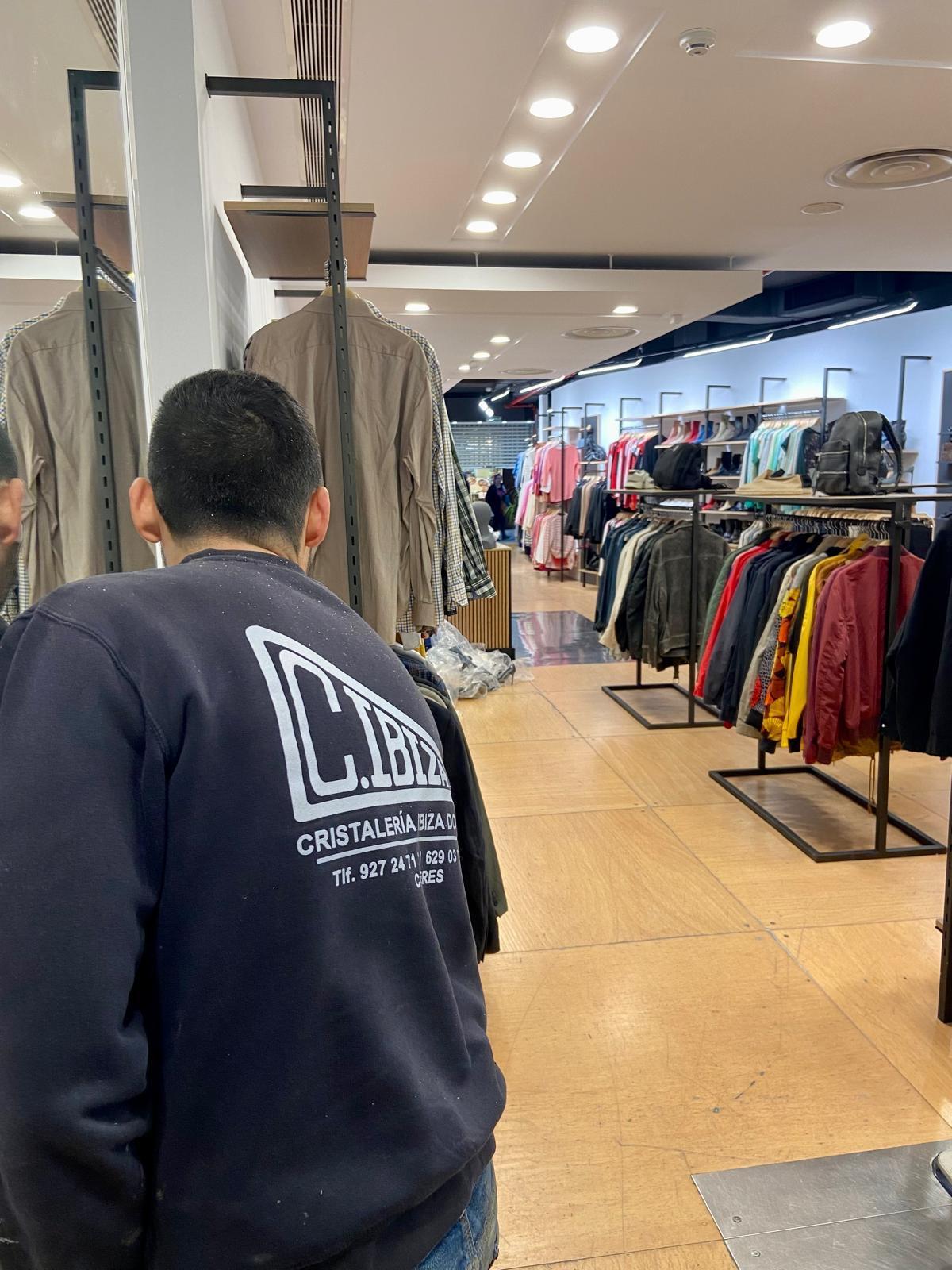 Puesta a punto de la tienda en Pintores, 6.