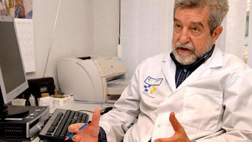 Marcos Gómez, en su despacho del Hospital General de Gran Canaria Dr. Negrín. i SANTI BLANCO