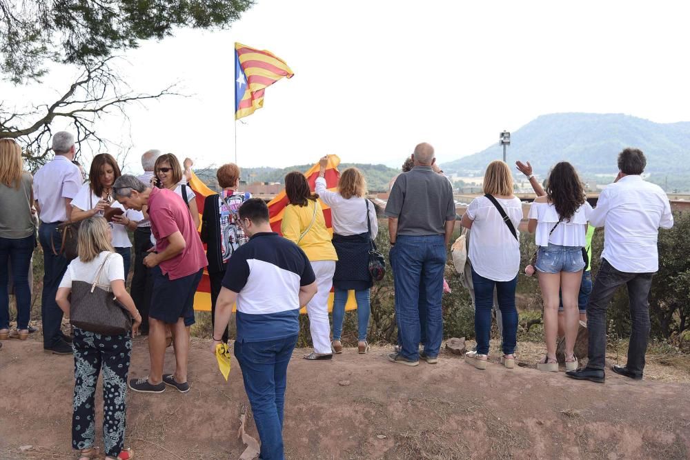 Celebració dels 52 anys de Jordi Turull a l'exterior de Lledoners