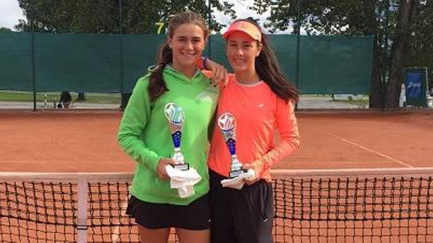 Irene Garcerán y Tea Pavlicic posan con su trofeo de campeonas en dobles en Kramfors.
