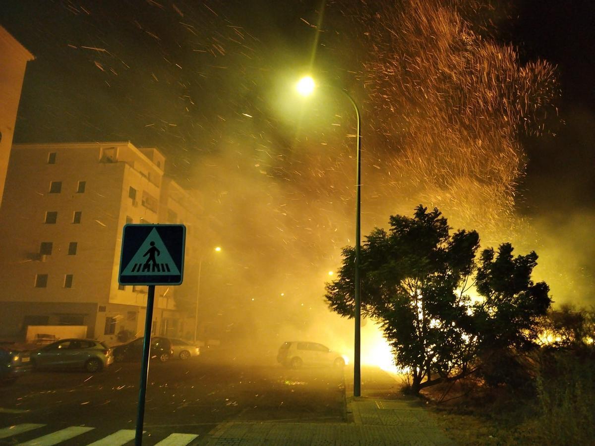 Fotogalería | Imágenes del incendio en Plasencia esta madrugada Fotogalería | Imágenes del incendio en Plasencia esta madrugada