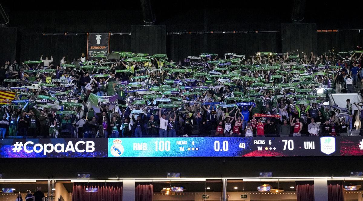 La afición del Unicaja recibió el respeto del Roig Arena después de perder por 30.