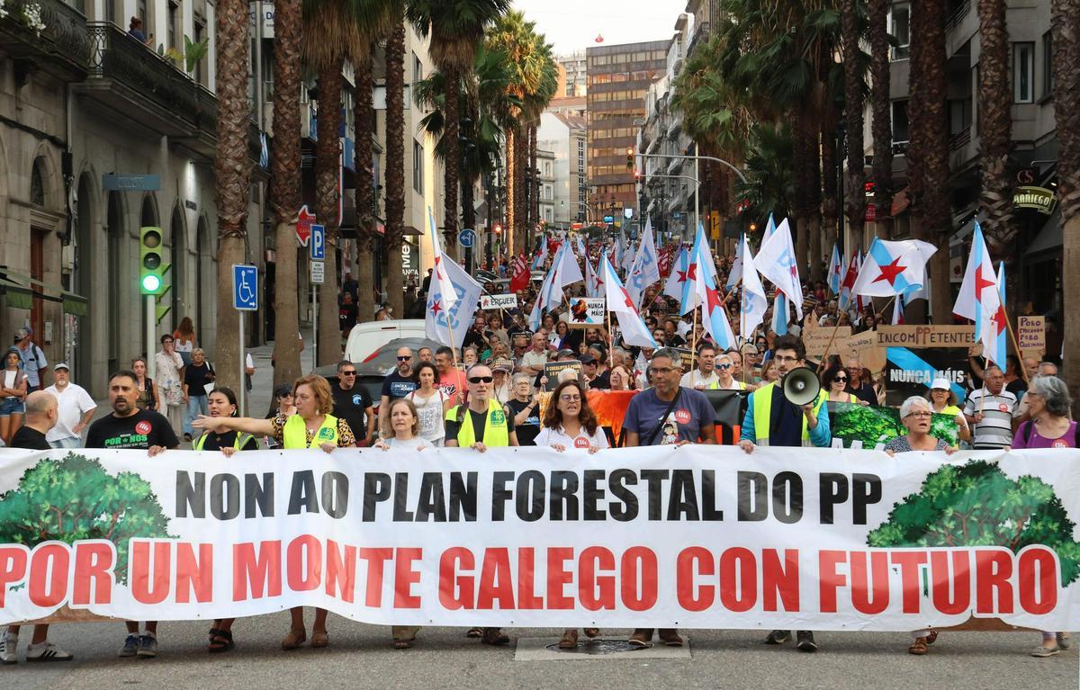 Cientos de personas salen a la calle en Vigo a protestar por la gestión de los incendios... bajo la ceniza