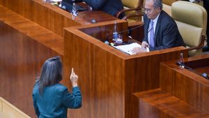 La portavoz de Más Madrid en la Asamblea de Madrid, Manuela Bergerot, y el presidente de la Asamblea de Madrid, Enrique Ossorio, durante un pleno de la Asamblea de Madrid, a 22 de mayo de 2025, en Madrid (España). Ayuso se ha enfrentado a las preguntas de la oposición marcadas por el informe que pretende llevar Más Madrid a la Comisión de Venecia en el que dan cuenta de la censura a la oposición por parte de la mayoría absoluta del PP en la Asamblea de Madrid, los cuales han vetado 13.466 iniciativas de las 44.842 presentadas, lo que supone un 30%. Entre los temas “vetados” se encuentran la gestión de la pandemia, las residencias de mayores o las investigaciones judiciales de personas relacionadas con la presidenta. 22 MAYO 2025;PLENO;ASAMBLEA;CRÍTICAS;OPOSICIÓN Gustavo Valiente / Europa Press 22/05/2025. ENRIQUE OSSORIO;MANUELA BERGEROT;Gustavo Valiente