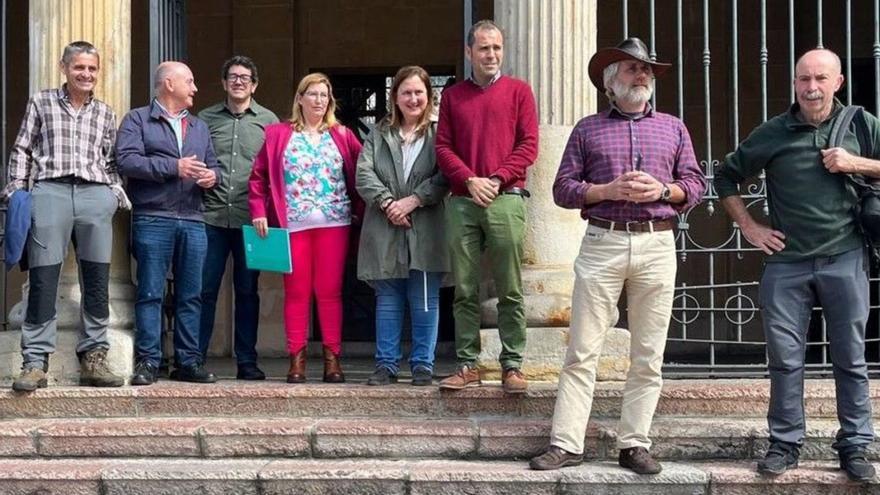 Por la izquierda, Félix Salazar, concejal de Amieva y candidato por el PP; el alcalde de Peñamellera Baja, José Manuel Fernández; el alcalde de Amieva, Félix Fernández; Rosa Gutiérrez, presidenta de Ganagri; Salomé Samartino, alcaldesa de Caravia; José Manuel González, alcalde de Cangas de Onís; Xuan Valladares y Chus García, portavoz y vicepresidente de Asturias Ganadera, respectivamente, ayer en Cangas de Onís.