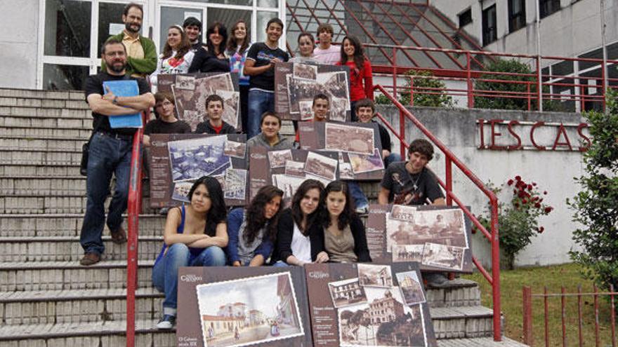 ? Estos estudiantes de 4º de ESO, acompañados en la imagen por sus profesores Antonio Giráldez (arriba) y Agustín Nieto (abajo) –del equipo de Dinamización Lingüística–, han dado forma a una idea con intenciones de prolongarse en el tiempo. Los iniciadores del proyecto "Memoria do Calvario" removieron en la historia de la parroquia, recopilando declaraciones y opiniones de los comerciantes y reuniendo fotografías que ilustran el paso del tiempo en O Calvario.