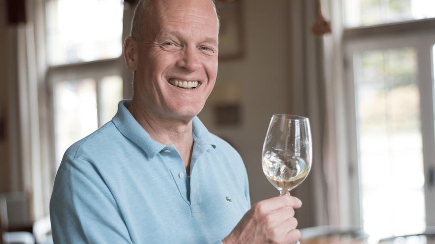 El galardonado crítico Tim Atkin se familiariza con los vinos albariños