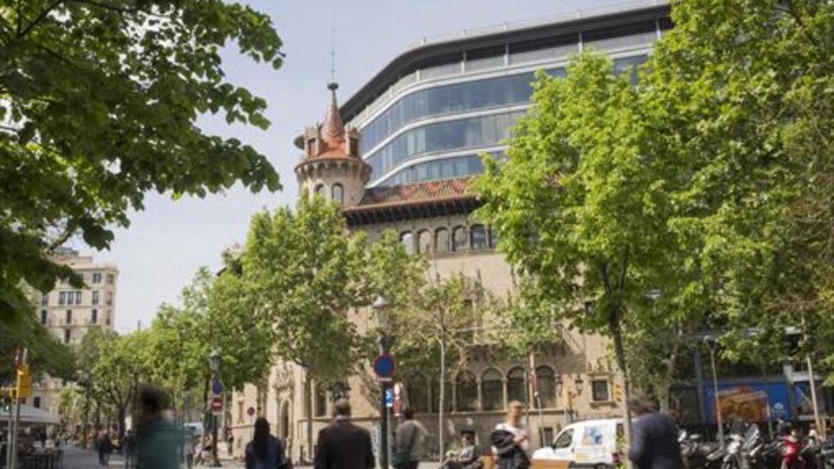 Can Serra, sede de la Diputació, con el edificio moderno detrás.