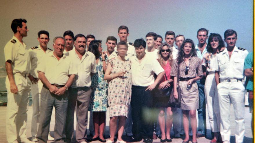 El príncipe, con la familia Alvariñas, compañeros de promoción y amigos en julio de 1989.