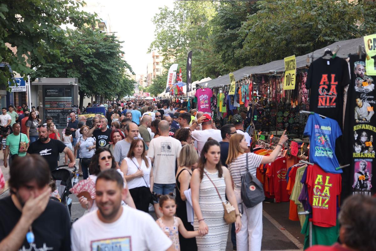En imágenes | Alcañiz resuena con el ruido de las motos en un ambiente de gala
