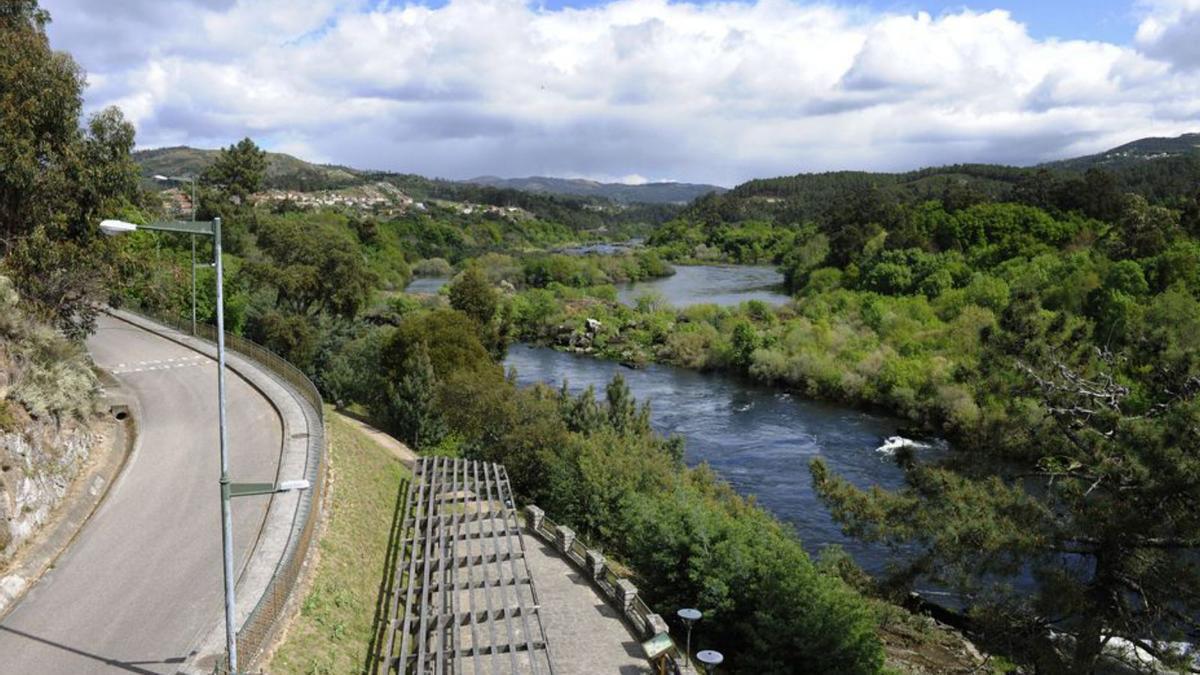 Un dos miradoiros sobre o río Miño, en Arbo.   | // FDV