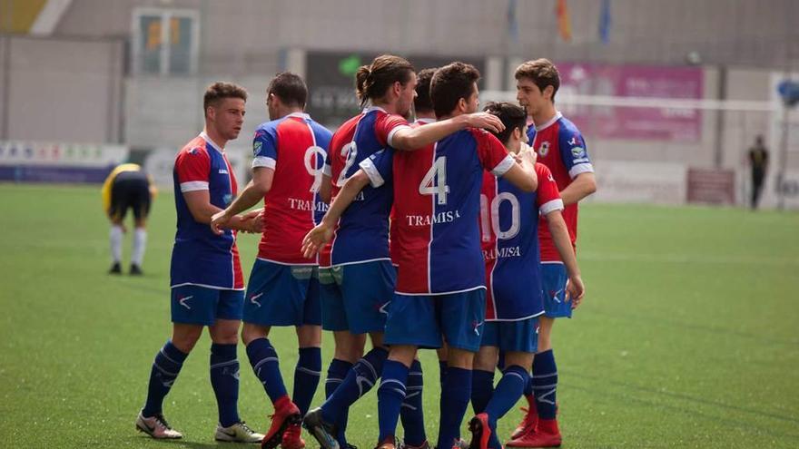 Los jugadores del Langreo celebran un gol en el Ganzábal.