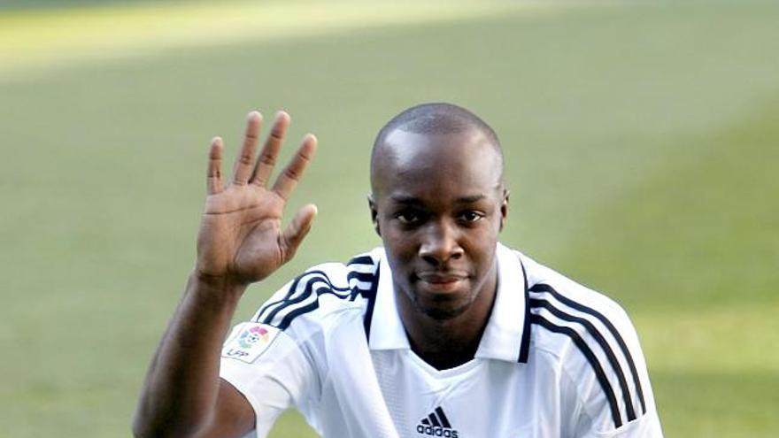 El jugador francés Lassana Diarrá, durante su presentación oficial hoy en el estadio Santiago Bernabéu como jugador del Real Madrid.