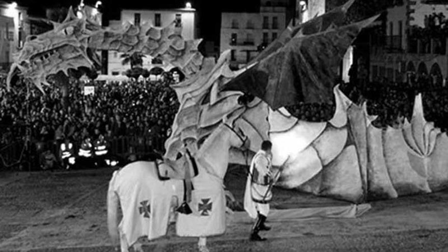 El alcalde de Cáceres prohibió lanzar brevas y piñas en las fiestas de San Jorge de 1953