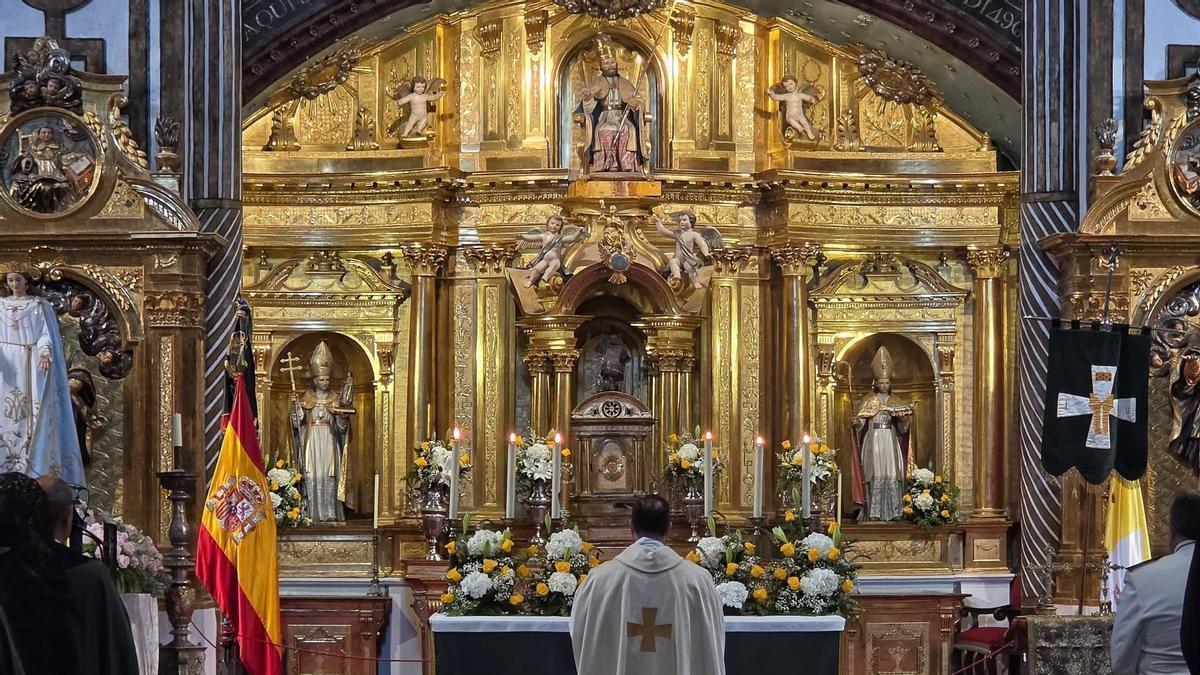 Arriba, la imagen de San Pedro que saldrá en procesión. Debajo, San Ildefonso y San Atilano.