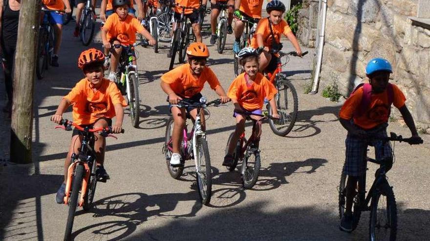 Los más pequeños participaron en la macha en bicicleta.