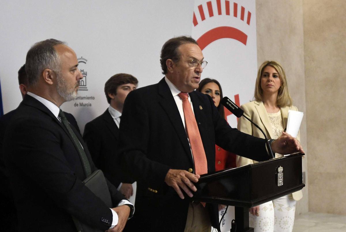 El líder de Vox en Murcia, Luis Gestoso, llevará el Presupuesto al Tribunal de Cuentas por irregularidades.