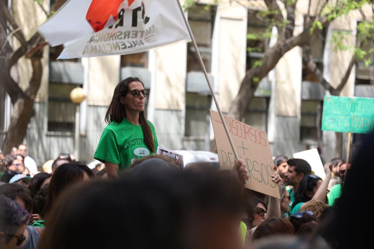 Protesta de los profesores frente a la sede territorial de Educación en Alicante