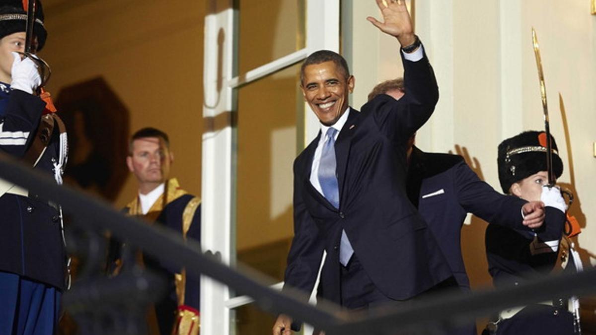 Obama saluda a su llegada  a una cena ofrecida por los reyes de Holanda para los asistentes a la cumbre de seguridad nuclear, anoche en La Haya.