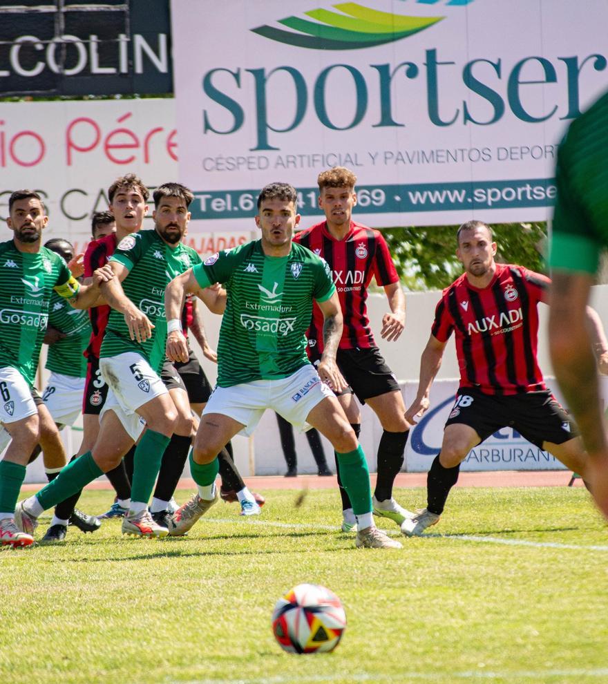 El Villanovense mira a lo que pase en el grupo 3