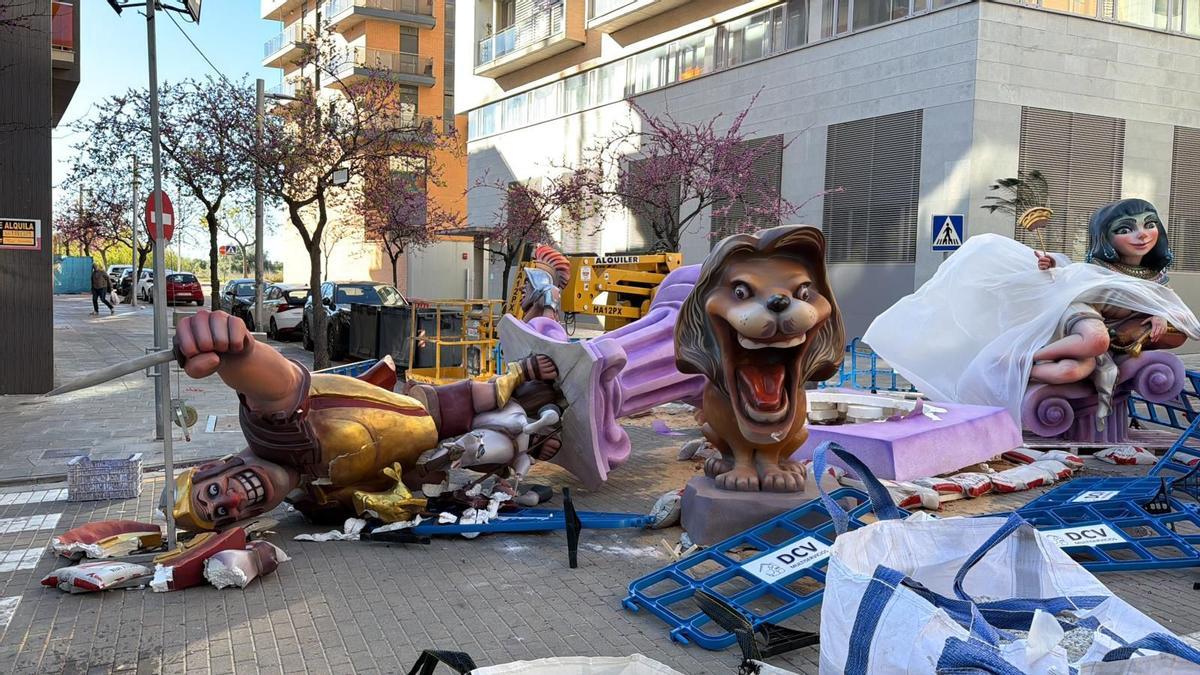 El cuerpo central de la falla Vicente Pallardó, en el suelo tras derribarla el viento