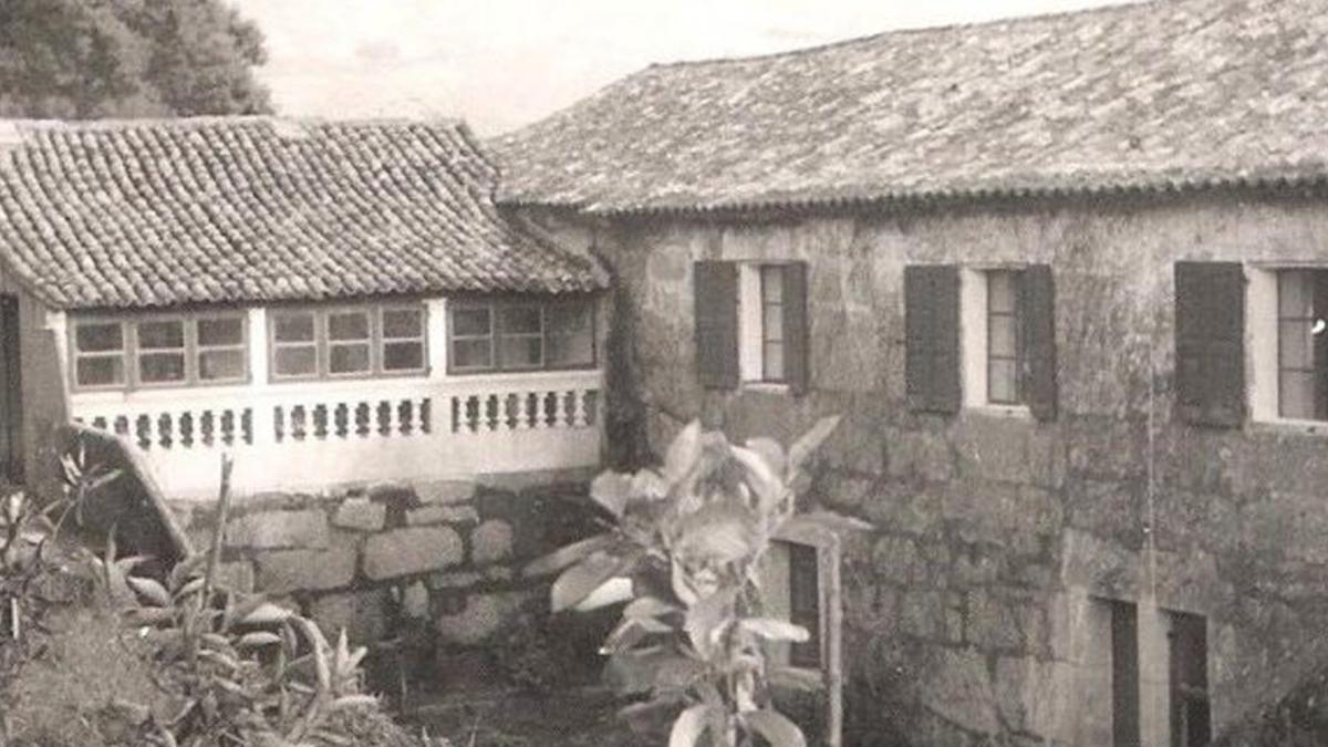 Una imagen antigua de la zona del interior del pazo con la galería.