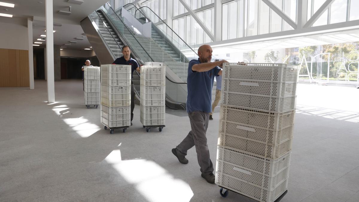 Los operarios, ayer, con las cajas llenas de pleitos en la Ciudad de la Justicia.