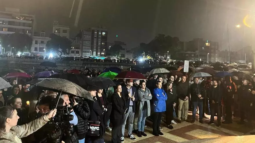 Centenares de vecinos de Paiporta se congregan bajo la lluvia para recordar a las víctimas de la dana
