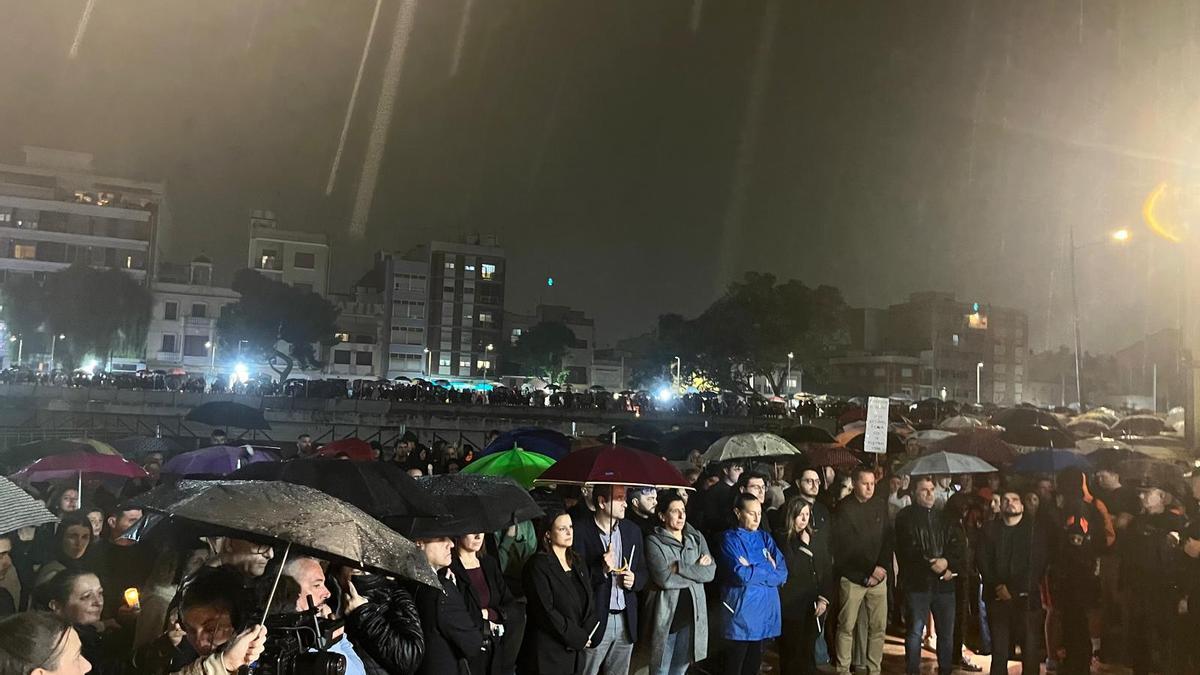 Vigilia bajo la lluvia en Paiporta en el aniversario de la dana