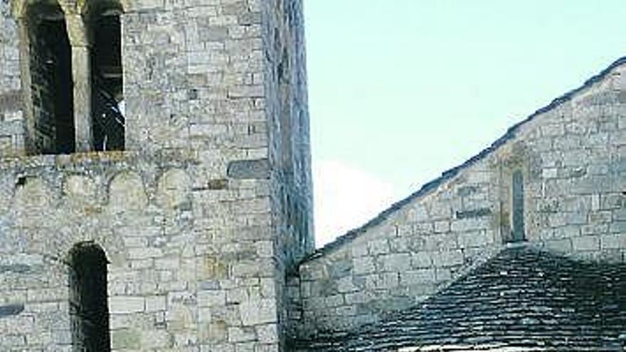 La expedición del Occidente junto a la iglesia de Sant Climent de Taüll.