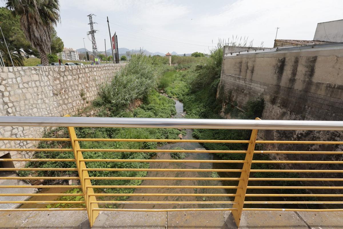 Vista del barranco de la Casella desde el puente que se prevé desplazar aguas arriba para eliminar el cuello de botella.