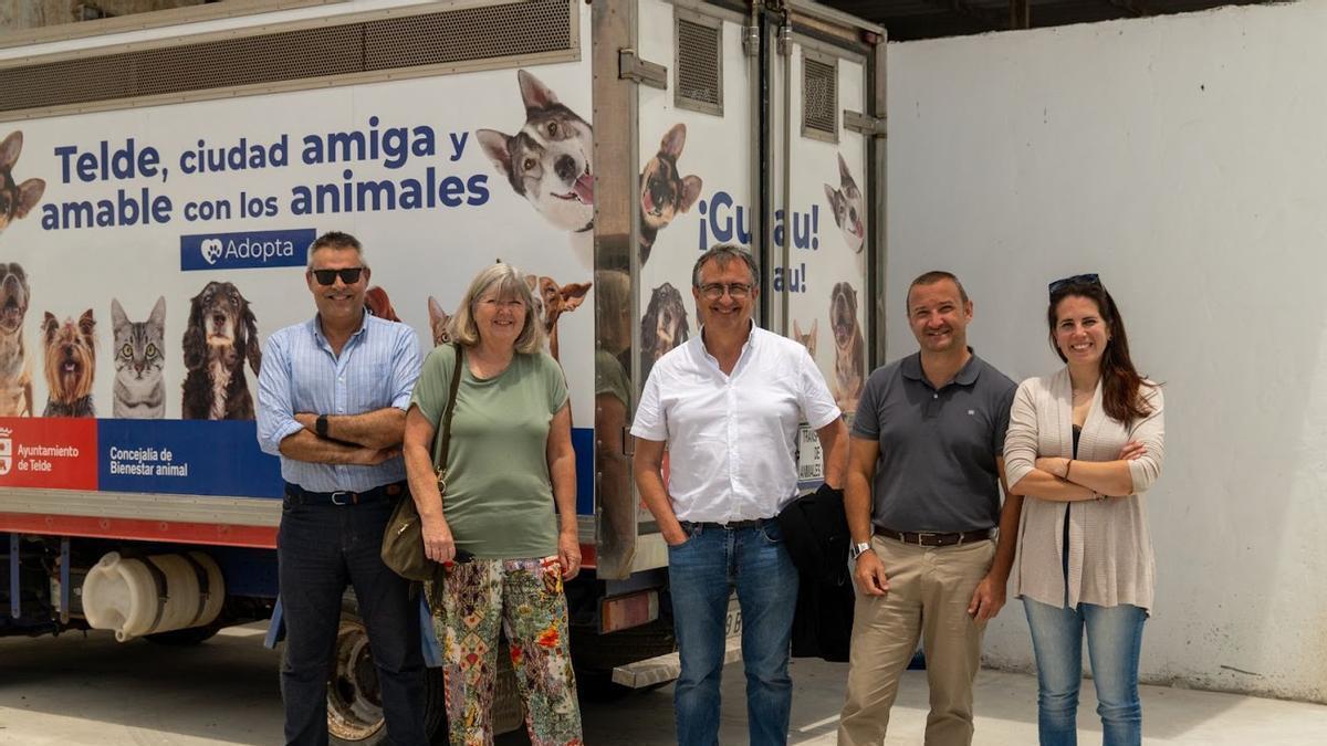 El concejal de Bienestar Animal, Juan Francisco Artiles, junto a representantes de Arycan