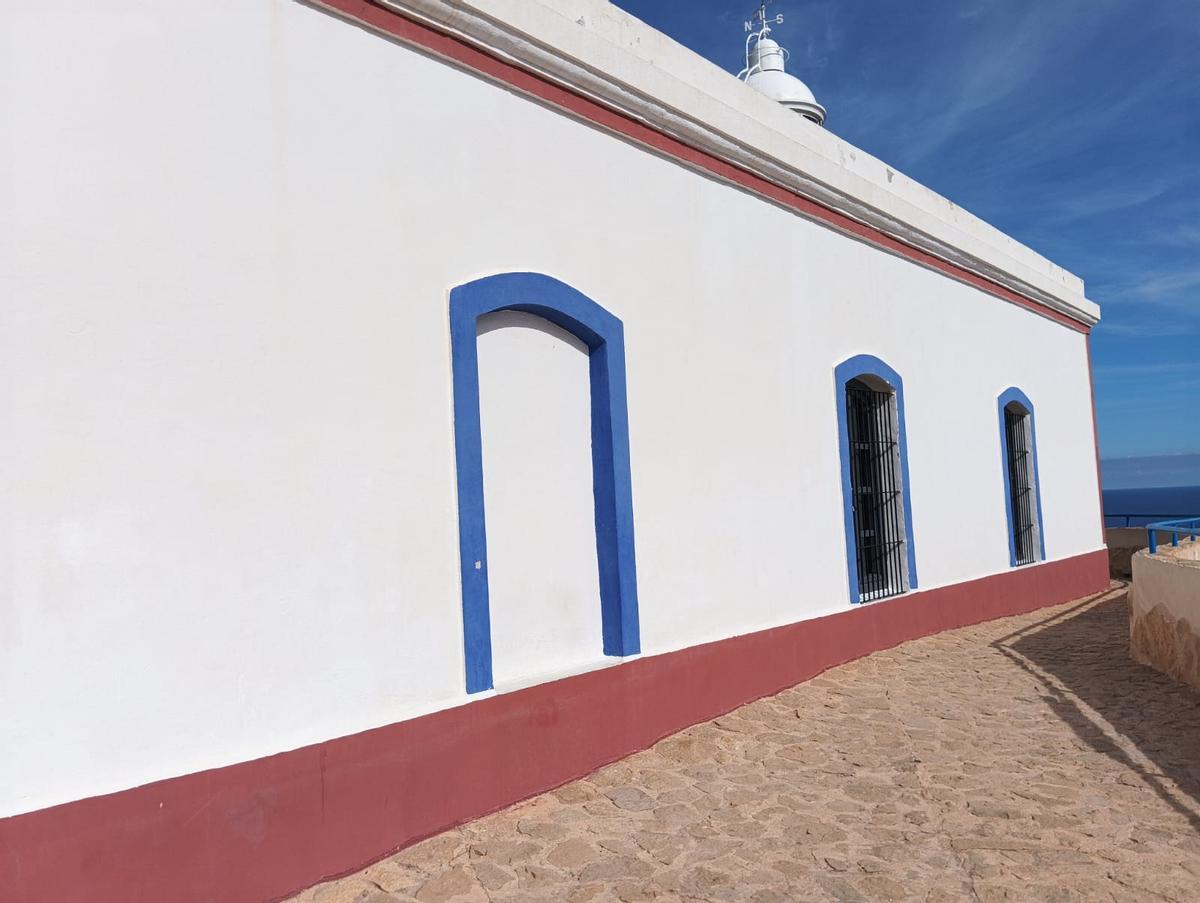 El Faro de l´Albir acoge exposiciones relacionadas con la instalación y la naturaleza.