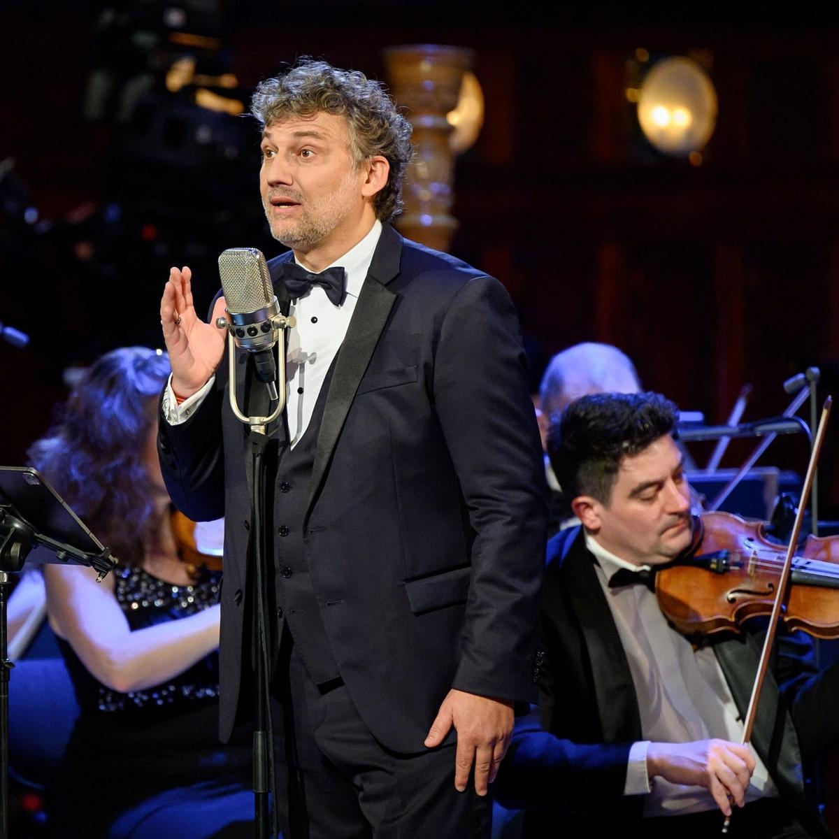 Jonas Kaufmann en uno de los momentos del concierto registrado en la Sala Smetana de Praga que llegará ahora a Castellón.