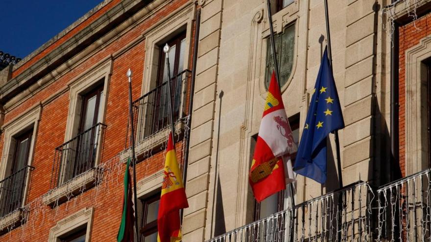 Banderas a media asta, hoy en el Ayuntamiento.