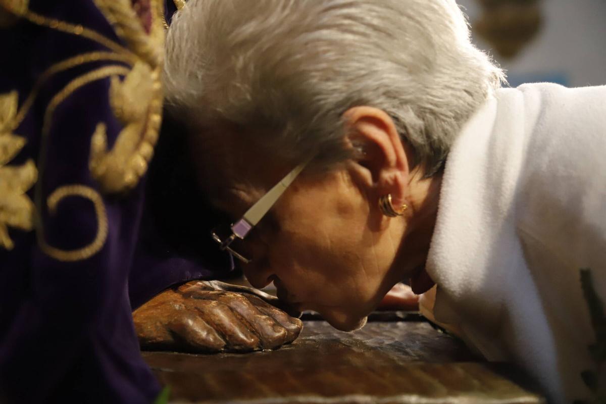 Devoción, besapiés y besamanos en el primer viernes de marzo en Córdoba, que ya huele a Semana Santa
