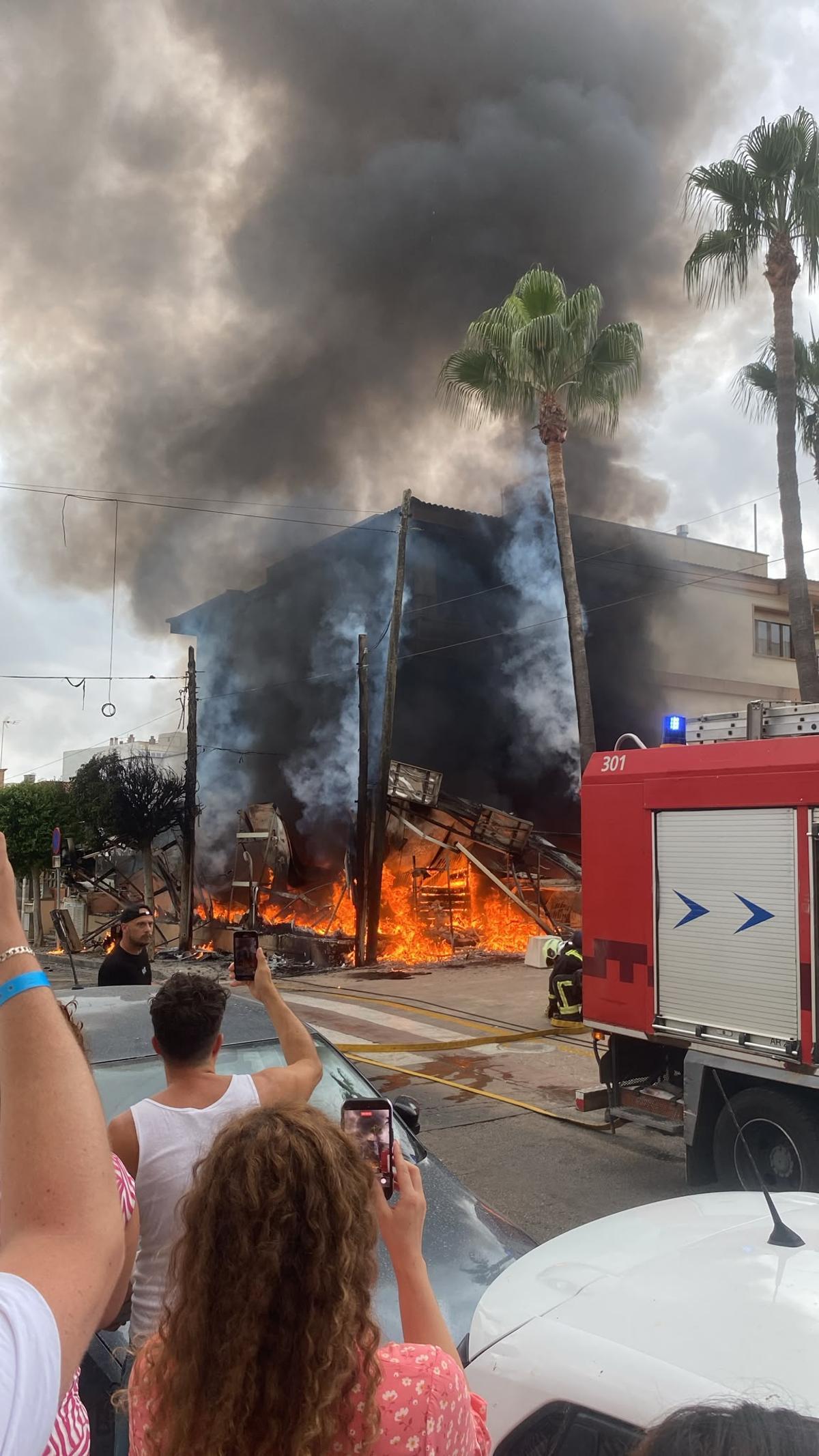 Un violento incendio arrasa una tienda de ropa en Can Picafort