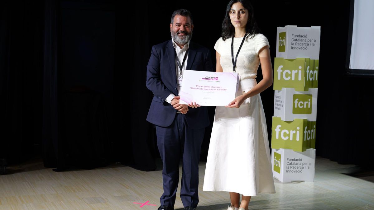 Uma-Maria Lal-Trehan Estrada, guanyadora de Presenta la teva tesi en 4 minuts, amb Miquel Gómez Clares, director general de l’FCRI.