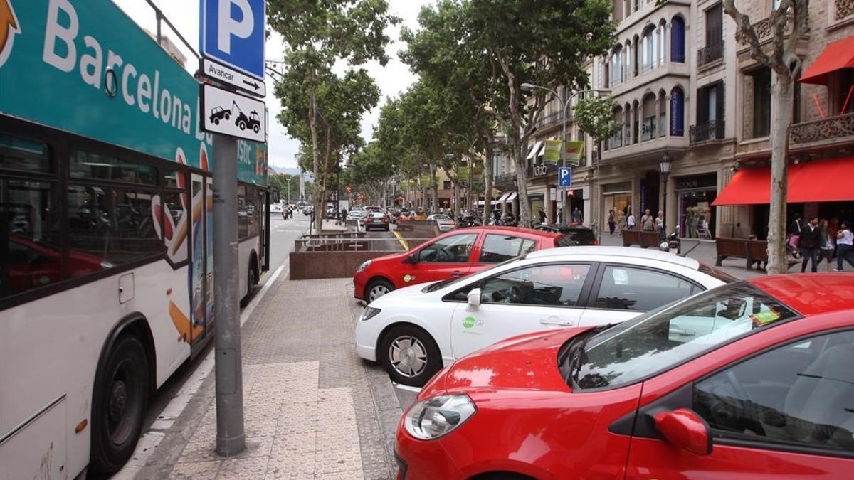 Aparcamiento para vehículos de 'carsharing' en el paseo de Gràcia de Barcelona.