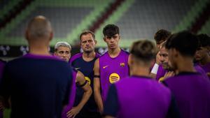 Gavi y Bernal escuchan las explicaciones de Hansi Flick en un entrenamiento de la gira.