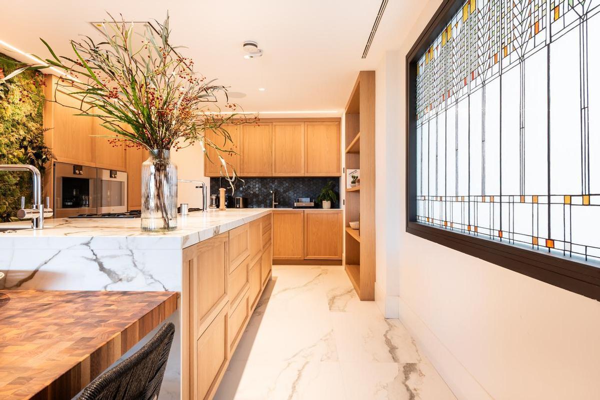 La impresionante cocina, de gran tamaño, con un diseño contemporáneo y materiales nobles de primera calidad, se puede integrar el salón a través de una gran puerta corredera.