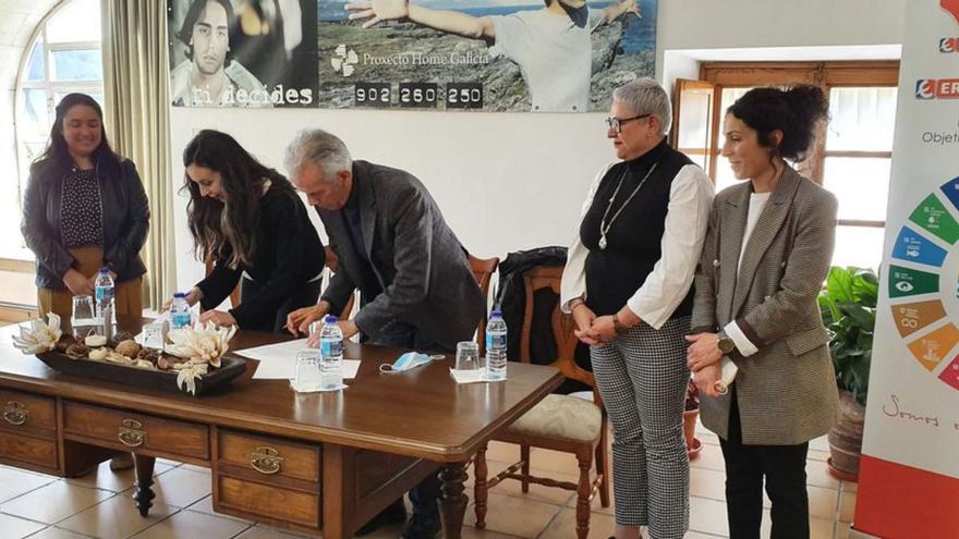 Gabriela González y Ramón Gómez Crespo en la firma del convenio.