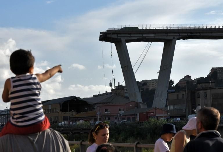 Decenas de muertos al desplomarse un puente de una