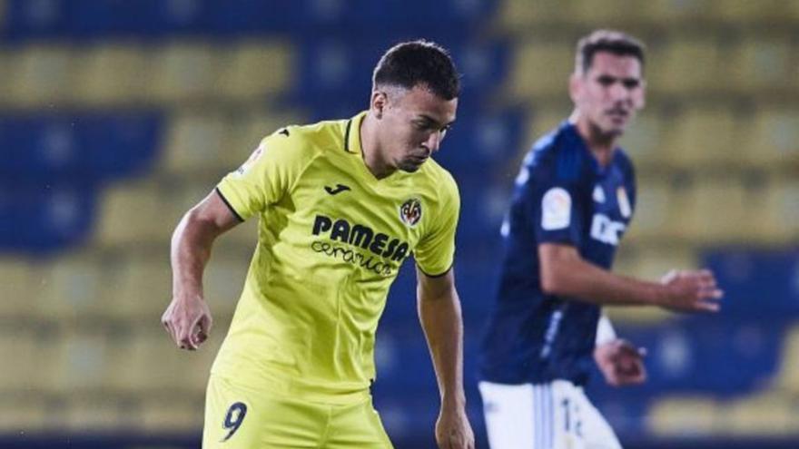 El grancanario Arana, con el balón durante el Villarreal B-Oviedo este curso. | |