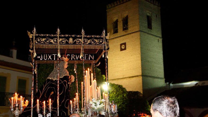 01. Nuestra Señora de los Dolores en su Soledad Coronada llegando a la parroquia alcalareña en la procesión de Bajada (Foto: Blog La Soledad de Alcalá del Río)