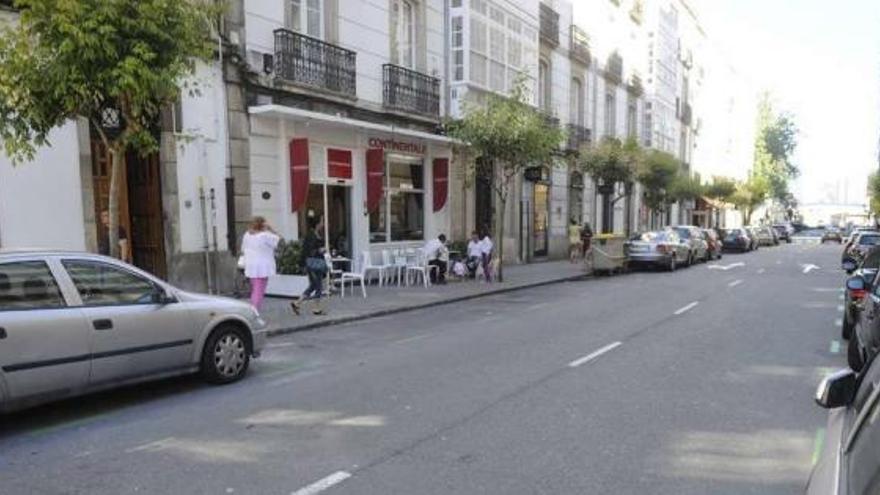 Calle Padre Feijóo, con una circulación muy escasa, ayer por la tarde.